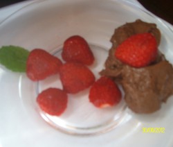 Mousse au Chocolat mit Erdbeeren kl